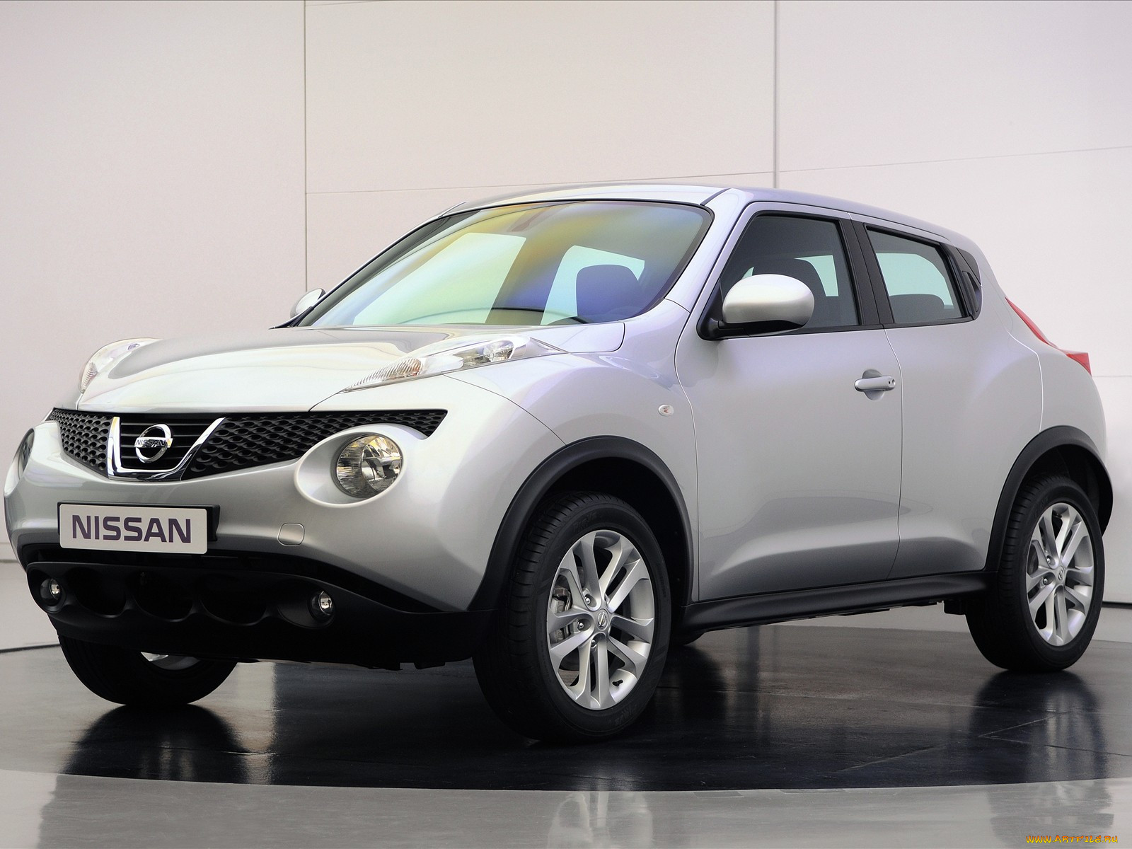 Автомобиль ниссан. Nissan Juke 2010. Ниссан Джук 2010. Ниссан Жук трехдверка. Nissan Juke 2010-2015.